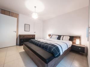 ein Schlafzimmer mit einem großen Bett in einem Zimmer in der Unterkunft Clos des chênes - Terrasse Parking Tram à 1 min in Castelnau-le-Lez