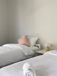 Waterfront High Rise 5 Beds 2 Car Parks في سيدني: سريرين يجلسون بجانب بعض في غرفة النوم +22 صورة