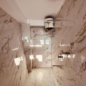 Ένα μπάνιο στο Crystal Oak