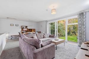 un soggiorno con un divano e un tavolo di Seven Space - Church Close a Coltishall