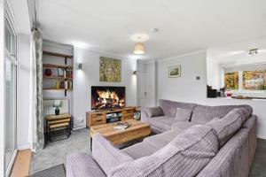 un soggiorno con divano e camino di Seven Space - Church Close a Coltishall Altre 25 foto