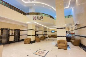 Az Zahrāʼにあるفندق درر الراشديةの椅子と待合室のある広いロビー