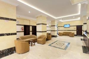Az Zahrāʼにあるفندق درر الراشديةのソファと薄型テレビのあるロビー