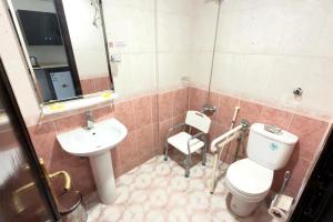 Az Zahrāʼにあるفندق درر الراشديةのトイレと洗面台のあるバスルーム +37枚の写真