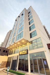 Az Zahrāʼにあるفندق درر الراشديةの前に看板がある高い建物