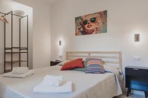 a bedroom with a bed with two towels on it at Dimora le Due Sicilie in Cefalù