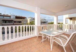 un patio avec une table et des chaises sur un balcon dans l'établissement Stella's Little Island Gem, à Paralímni