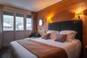 Postel nebo postele na pokoji v ubytování Hotel Vauban Briançon Serre Chevalier