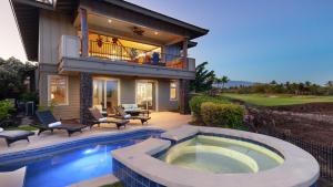ワイコロアにあるHEAVENLY DAYS Stunning Views from KaMilo 3BR Home with Heated Poolの家の前にプールがある家