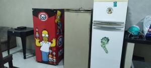 un réfrigérateur blanc avec des personnages de dessins animés dessus dans l'établissement Buritis, à Sao Jose do Rio Preto