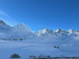 una cadena montañosa nevada con montañas cubiertas de nieve en Hotel Vauban Briançon Serre Chevalier, en Briançon