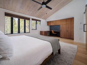 Postel nebo postele na pokoji v ubytování RMR: Tram Tower 3 Condo in Teton Village