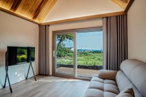 Μια τηλεόραση ή/και κέντρο ψυχαγωγίας στο 114스테이