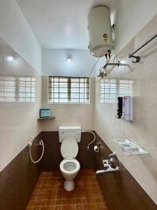 un bagno con un water e un lavandino di Anand's Elegant 2BHK Apartment - AC a Mysore
