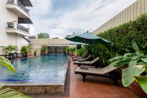 Bazén v ubytování Khmer Angkor Residence nebo v jeho okolí