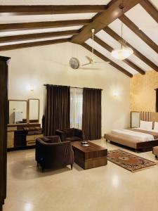 En eller flere senge i et værelse på Iconic Lodge