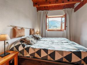 ein Schlafzimmer mit einem Bett und einem Fenster in der Unterkunft Dúplex espacioso y rústico- Luz natural y vistas - Justal 1 in Pla de l'Ermita