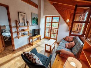 ein Wohnzimmer mit Couch und Kamin in der Unterkunft Dúplex espacioso y rústico- Luz natural y vistas - Justal 1 in Pla de l'Ermita