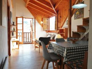 ein Esszimmer mit Tisch und Stühlen in der Unterkunft Dúplex espacioso y rústico- Luz natural y vistas - Justal 1 in Pla de l'Ermita