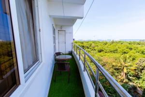 un balcone con tavolo e sedie e vista di Tima Residence a Dar es Salaam