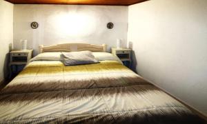 ein Schlafzimmer mit einem großen Bett mit zwei Nachttischen in der Unterkunft Charmant appartement à Estavar de 70 m² in Estavar