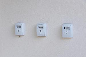 trois prises murales numérotées dans l'établissement Le Familial - Disneyland, parking gratuit, à Montry