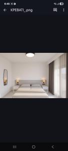 uma fotografia de um quarto com uma cama grande em Marina Hotel em Matala