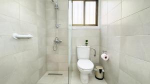 Ένα μπάνιο στο SundyBeach Beachfront 2Bdr Dhekelia