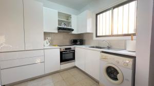 Η κουζίνα ή μικρή κουζίνα στο SundyBeach Beachfront 2Bdr Dhekelia