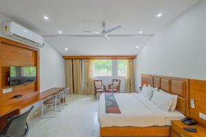 Un televizor și/sau centru de divertisment la Bamboo Saa Sunrrise Wedding & Wellness Resort, Jaipur