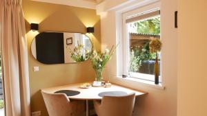 a dining room with a table and a window at B&B Natuurlijk Harderwijk in Harderwijk