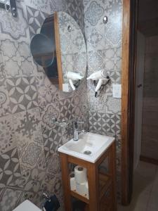 ein Badezimmer mit Waschbecken und Spiegel in der Unterkunft Complejo Elementos in Colonia Chapadmalal