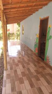een lege kamer met een houten vloer en een gang bij Casa Azul Completa in Palmeiras