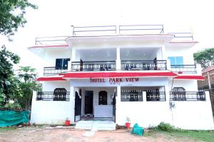 a white building with a sign that reads hotel park view at Parkview Hotel in Khajurāho