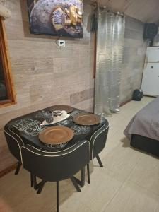 einen kleinen Tisch in einem Zimmer mit einem Bett in der Unterkunft Complejo Elementos in Colonia Chapadmalal