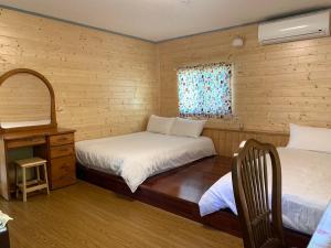 Giường trong phòng chung tại Shitaoyuan