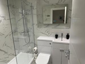 ein Badezimmer mit Dusche, Toilette und Waschbecken in der Unterkunft One Bedroom Ground Floor Flat in Whitstable in Whitstable + 21 Fotos