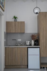 a kitchen with a sink and a counter top at Remezzo in Ganema