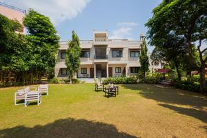 O grădină în afara Bamboo Saa Sunrrise Wedding & Wellness Resort, Jaipur