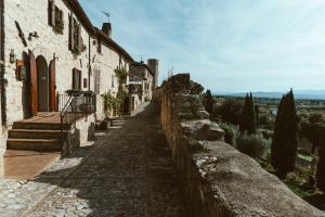 een straat in een oud gebouw met een hek bij Casa di Lucy Spello in Spello