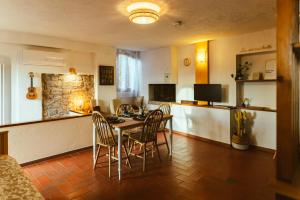 een keuken met een tafel en stoelen in een kamer bij Casa di Lucy Spello in Spello +66 foto's