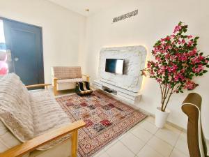 Μια τηλεόραση ή/και κέντρο ψυχαγωγίας στο Homestay Nad 3R 3BR