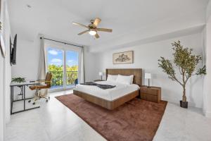 Un dormitorio con una cama y un ventilador de techo. en RIVER FLY IN Merritt Island Launchpad Lookout View, en Audubon