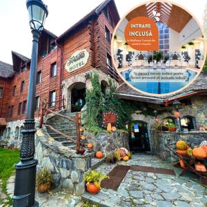 un hôtel avec des citrouilles devant un bâtiment dans l'établissement Fortuna Eco - Boutique Hotel, à Băile Tuşnad