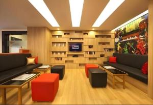 新德里Hotel De Rosewood Inn -Near Delhi Airport-Free Airport Drop的有两张沙发和一台电视的客厅