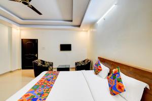 TV a/nebo společenská místnost v ubytování FabHotel Pushpa Grand