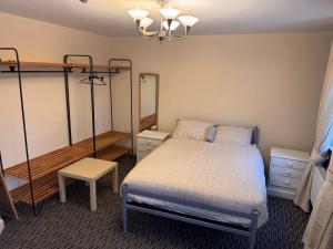 un dormitorio con una cama y dos literas en Valley View Guest House, en Newcastle-under-Lyme