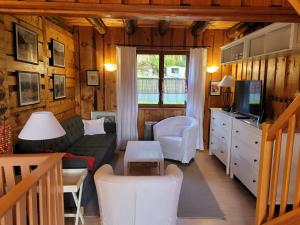 un salon avec un canapé et une table dans l'établissement Le Saptésien, à Ban-de-Sapt