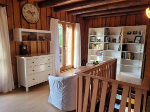 une chambre avec un escalier et une horloge sur le mur dans l'établissement Le Saptésien, à Ban-de-Sapt