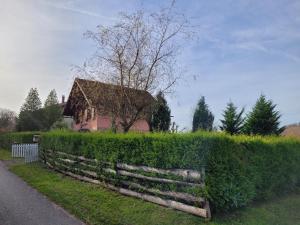 une clôture devant une maison à côté d'une autre maison dans l'établissement Le Saptésien, à Ban-de-Sapt